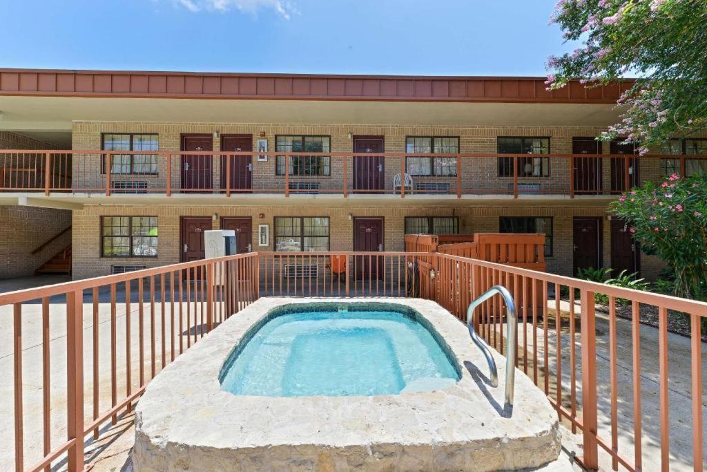 Americas Best Value Inn & Suites Victoria Exterior foto
